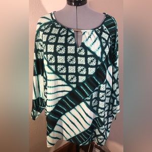 Dana Buchman size XL green tunic with slit bell sleeve.